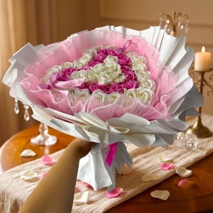 Buchet floral Amore in forma de inima cu trandafiri de sapun si tull cu perlute, inaltime 45 cm, Alb - Roz - Img 4