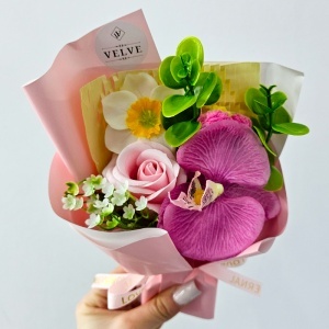 Buchet floral elegant Pink Orchid cu trandafir de sapun, orhidee si narcisa artizanale, 20x15 cm - Img 4