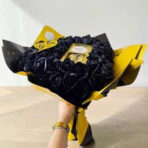 Buchet floral premium Heart Black in forma de inima cu 51 trandafiri de sapun si bomboane Ferrero Rocher, 45 cm - Img 4