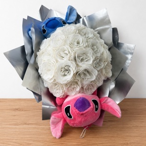 Buchet floral premium Stitch si Angel cu 35 trandafiri decorativi cu efect glitter, inaltime 45 cm, Alb - Img 3