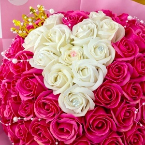 Buchet floral Royal Pink cu 101 trandafiri de sapun si accesorii decorative, 40 cm - Img 2