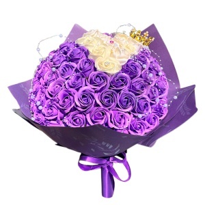 Buchet floral Royal Purple cu 101 trandafiri de sapun si accesorii decorative, 40 cm - Img 2