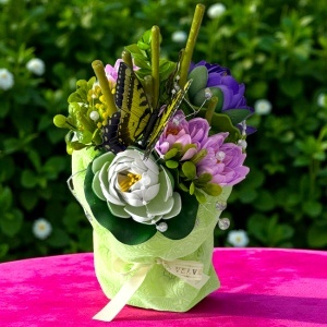 Buchet floral Symphony cu nuferi din sapun si artizanali, plante verzi decorative, cristale si sirag cu perle, Verde-Mov - Img 3