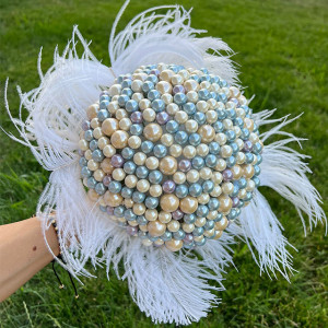 Buchet Mireasa din perle colorate si decorat cu pene naturale