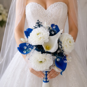 Buchet mireasa elegant Blue Royal cu cale albastre, margarete si cristale