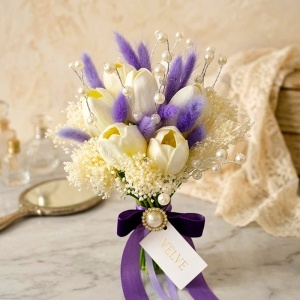 Buchet mireasa elegant Lavender Touch cu lalele albe artificiale, lagurus lila si perle - Img 5