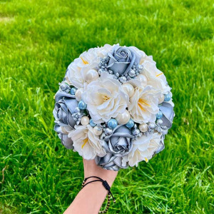 Buchet Mireasa Silver cu trandafiri, anemone si accesorii, silver-alb
