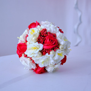 Buchet Mireasa, trandafiri, anemone, stamine si accesorii, alb - rosu
