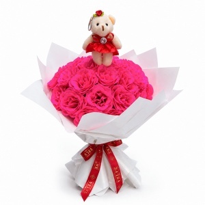 Buchet Pink Sparkle cu 25 trandafiri artizanali roz fucsia cu sclipici si ursulet de plus in rochita, inaltime 50 cm