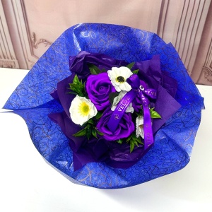 Buchet Poppy cu floare de mac si 3 trandafiri de sapun , plante artificiale, Albastru