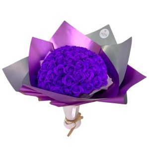 Buchet Purple Roses cu 51 trandafiri de sapun, 35 cm - Img 4