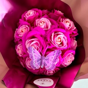 Buchet Roses, cu 19 trandafiri din sapun cu fluturaș decorativ, Roz - Img 2