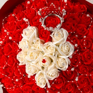 Buchet Royal Red cu 101 trandafiri de sapun si accesorii decorative, 40 cm - Img 4