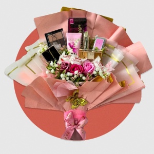 Buchet Beauty,  trandafiri de sapun, plante artizanale , praline Raffaello, produse cosmetice, RozV