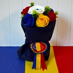 Buchet tricolor din trandafiri de săpun cu insigna României – cadou simbolic și elegant - Img 6