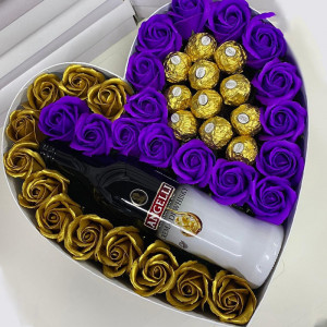 Cadou pentru femei cutie inima alba cu trandafiri de sapun, Angelli si praline Ferrero Rocher, mov