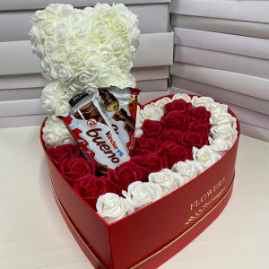 Cadou pentru femei cutie inima rosie cu trandafiri de sapun, ursulet din trandafiri si Kinder Bueno