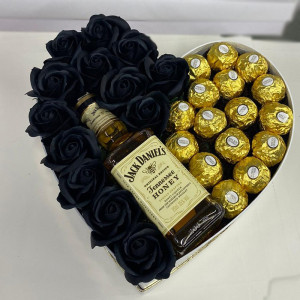 Cadou Sweet Honey cutie inima alba cu trandafiri de sapun, Jack Daniel's si praline Ferrero Rocher, negru