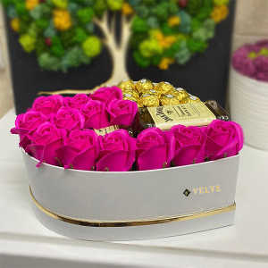 Cadou Sweet Honey cutie inima alba cu trandafiri de sapun, Jack Daniel's si praline Ferrero Rocher