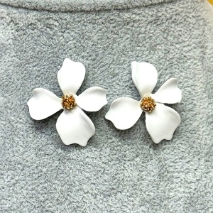 Cercei A Little Magic, cu design floral si prindere cu tija, Alb 5