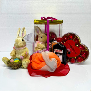Pachet Easter, decoratiune iepure, praline Rosen Cherry Quenn 122gr, Angelli Cherry 200ml, esarfa multicolora, in cutie transparenta cadou