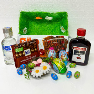 Cos Easter, decoratiune cosulet cu oua,, 3 oua ciocolata Choco Pack 60gr, 7 oua Kinder 38gr, Prajitura casei Alka 350gr, ciocolata Ritter 100gr, Absolut Vodka 200ml, Angelli 200ml, in cos verde