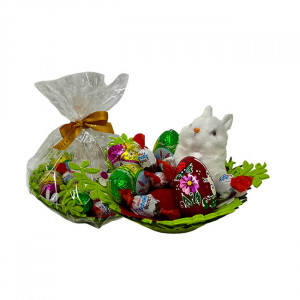 Cos Eastern, decoratiune iepuras alb, 3 oua lemn decorative,  4 Kinder Schoko Bons 24gr , 3 oua ciocolata Choco Pack 60gr, in cos verde cu imprimeu