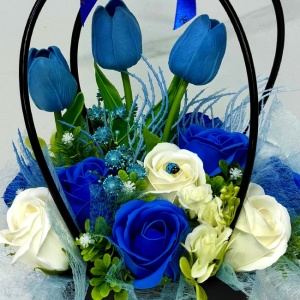 Cosulet floral Roses Scent Endless, cu trandafiri din sapun parfumati, lalele si plante artificiale, Albastru