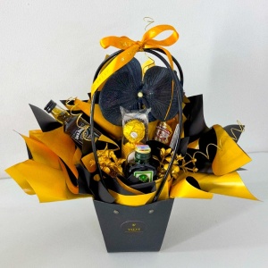 Cosulet cadou Delice barbati, 3 bauturi miniatura, 4 praline Ferrero Rocher si accesorii artizanale - Img 2