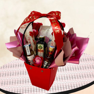 Cosulet cadou Delice cu pancarta si text "La multi ani, Maria!", cinci trandafiri cu trei nuante, Parfum Lattafa Washwashah, Praline Raffello, Lichior Jagermeister, Lichior Campari Aperitiv si Lichior Martini