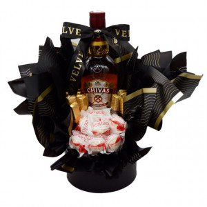 Cosulet cadou Delice pentru barbati, Chivas Regal 12 YO, 7 praline Raffaello si 12 ciocolatele Merci