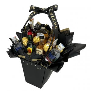 Cosulet cadou Delice pentru barbati, cu 5 praline Ferrero si bauturi spirtuase in miniatura, Chivas Regal 12 YO, 2 sticle de  Absolut Vodka, Jack Daniels, Jack Gentleman, J&B si Hennssy.