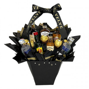Cosulet cadou Delice pentru barbati, cu 5 praline Ferrero si bauturi spirtuase in miniatura, Chivas Regal 12 YO, 2 sticle de  Absolut Vodka, Jack Daniels, Jack Gentleman, J&B si Hennssy.