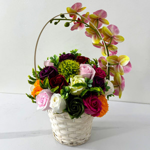 Cosulet aniversar Floral Collection, cu orhidee artizanale, trandafiri si garoafe de sapun, decorat cu cristal si funda 