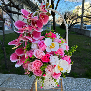 Aranjament floral cu 63 de trandafiri din sapun, 4 orhidee si alte accesorii