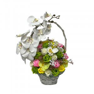 Aranjament floral cu 47 de trandafiri din sapun, 7 orhidee si alte accesorii
