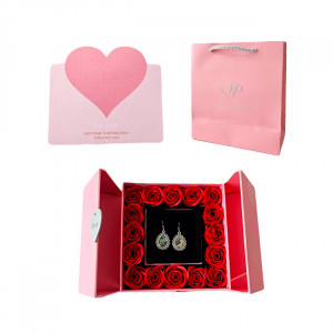 Cutie exclusivista pentru accesorii, cu set cercei Miraj, trandafiri parfumati de sapun, felicitare si punga cadou, Roz