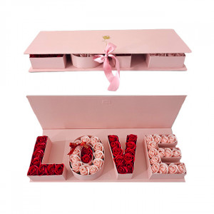 Cutie florala Luxury Breeze cu trandafiri din sapun, legare cu panglica satinata si text "LOVE", Roz