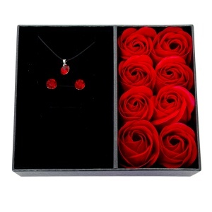 Cutie luxury cu trandafiri rosii din sapun si set bijuterii argint cu cristale Swarovski, in cutie cadou eleganta - Img 3
