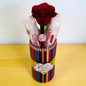 Cutie metalica cu creioane colorate, pix personalizat invatatoare, trandafir de sapun cu sclipici, praline Raffaello 80gr