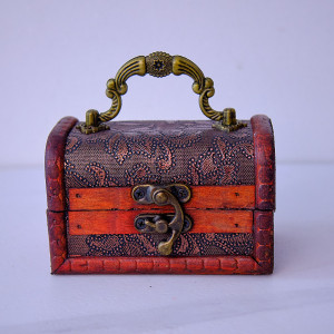 Cutie pentru accesorii, in forma de cufar din lemn 11 x 6.5 x 7