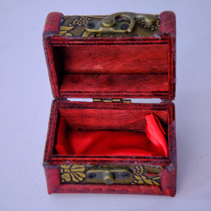 Cutie pentru accesorii, in forma de cufar din lemn 8 x 6 x 6