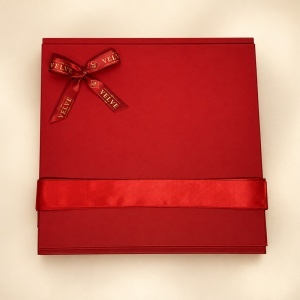 Cutie pentru cadou Red Elegance, rosie cu panglica si fundita, 26x25 cm - Img 6