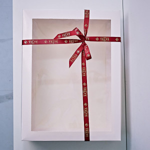 Cutie pentru cCutie pentru cadouri, Enduring Elegance, cu funda bordo, Alb, 40,5x31x10 cmadouri, Timeless Charm, cu funda bordo, Alb, 40,5x31x10 cm