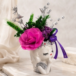 Decoratiune din ceramica, Fata Visatoare, cu begonie de lemn, flori texturate si plante criogenate, Fucsia, 21x6 cm