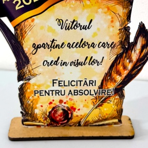 Decoratiune din lemn Trofeu Promotia 2026, cu mesaj motivational "Viitorul apartine celor care cred in visul lor", 20 cm - Img 2