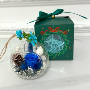 Decoratiune glob brad, cu licheni criogenati stabilizati, trandafir criogenat, ramuri de brad si merisoare, Albastru