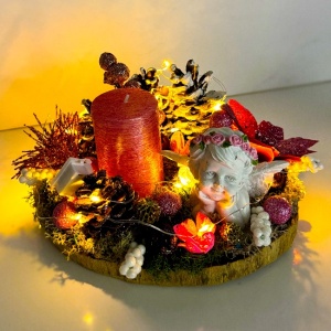 Decoratiune handmade ChristmasDay LED, cu lumanare decorativa, figurina ingeras din ceramica, conuri si ramuri de brad, globuri si licheni, pe suport de lemn, Roz