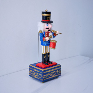 Decoratiune de Craciun, tip tobosar, Spargatorul de Nuci care canta, imbracat in uniforma festiva, Albastru, 33cm