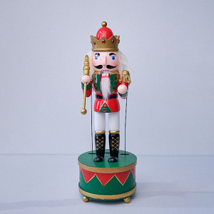 Decoratiune muzicala de Craciun, tip soldatel, Spargatorul de Nuci in uniforma festiva, Rosu, 31cm